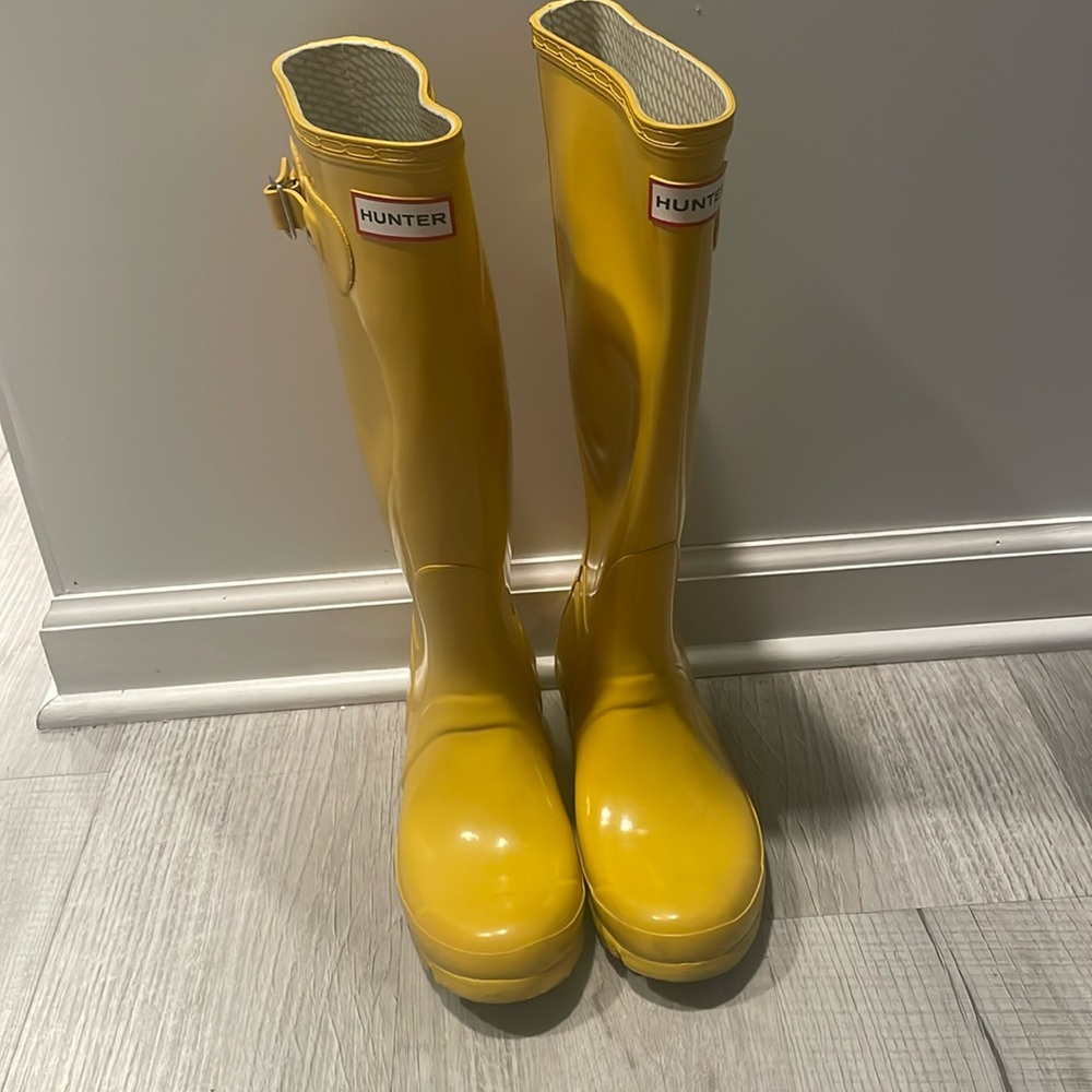 Hunter yellow size 7 glossy tall boots